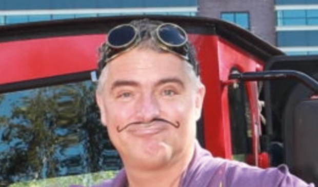 Goochelaar Igor Krulsnor opent maandag 12 juli het KinderzwerfboekStation in het Kulturhus IJsselmuiden