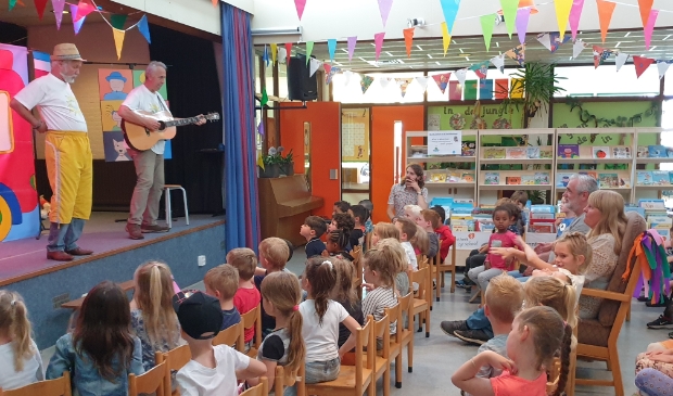 Meneer Kruis & meneer Mol treden op ter gelegenheid van het afscheid van juf Marion