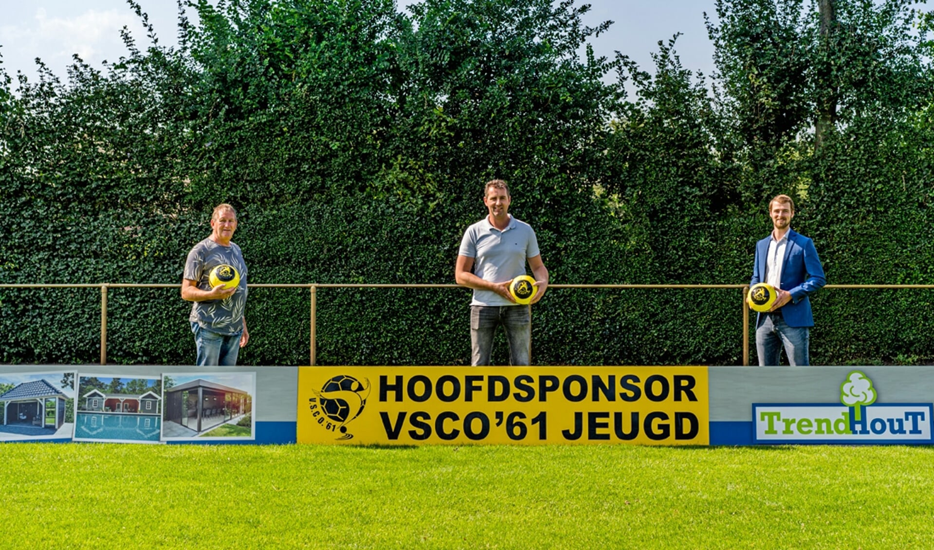 V.l.n.r. Nanne Schoonhoven (sponsorcommissie VSCO'61), Maarten de Weerd en Sjoerd Kwakkel (Bestuurslid commerciële zaken).