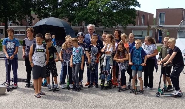 Roan Reedijk (met helm) staat links van de burgemeester.