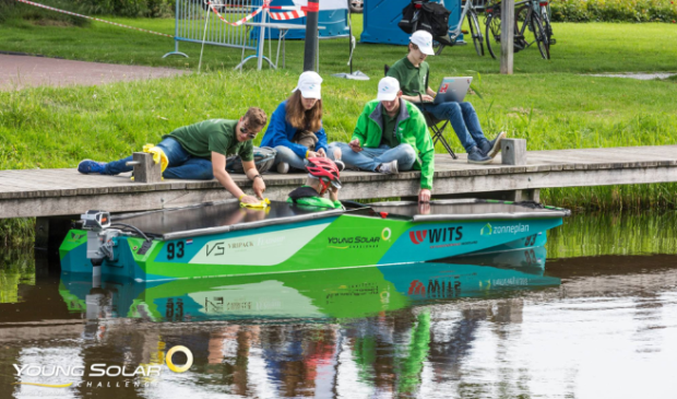 Team Zonneplan maakt de panelen schoon