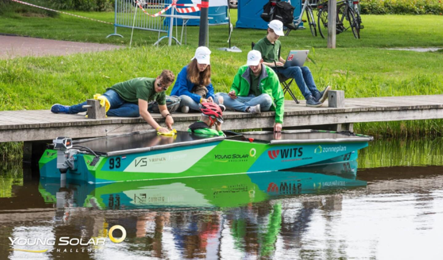 Team Zonneplan maakt de panelen schoon