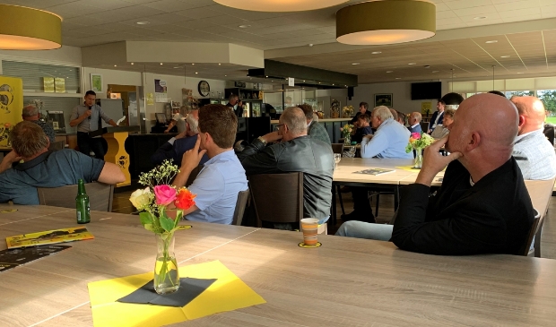 Gastspreker Jelle Weever van MKB Regio Zwolle en op de achtergrond Jacco Vonhof van MKB Nederland op de jubileumsponsorbijeenkomst van VSCO'61.