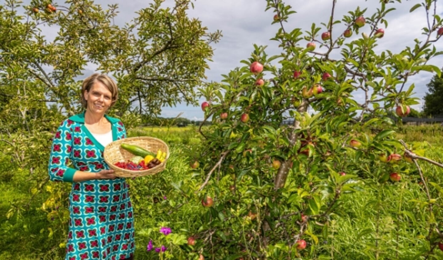 Fruitboerin Jeannine Lamain in haar tuin. Zaterdag 11 september is er een dag over biologisch en natuurinclusief eten. 