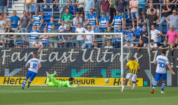 <p>De 0-1. PEC-doelman Kostas Lamprou is gepasseerd. Een domper voor PEC en haar supporters. </p>