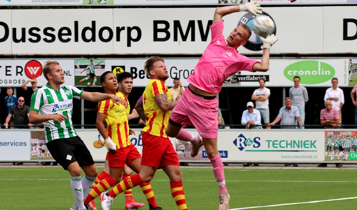 Tim Noordman plukt weer als vanouds ballen uit de lucht voor Go-Ahead Kampen. Foto Helmich Lubberts.