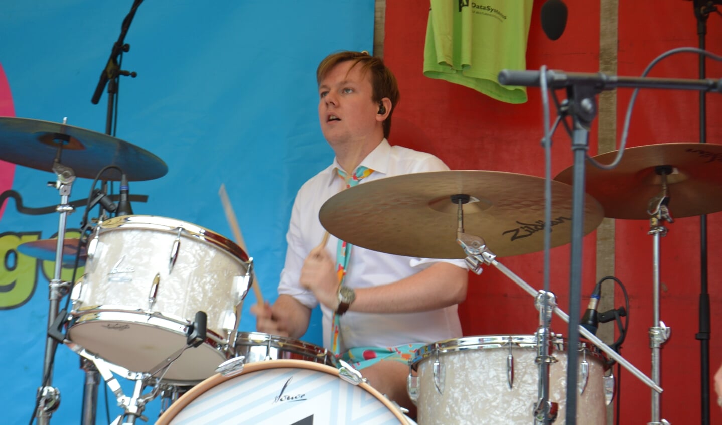 Drummer Jeroen Elsenga van Suit-Up op het Meerpaalplein