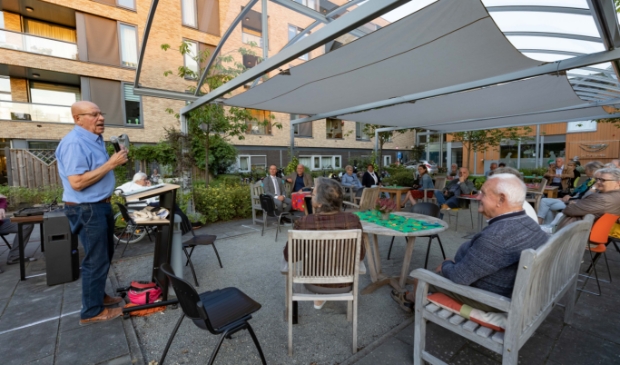 <p>Jan Kramer spreekt de directies en bewoners toe.</p>