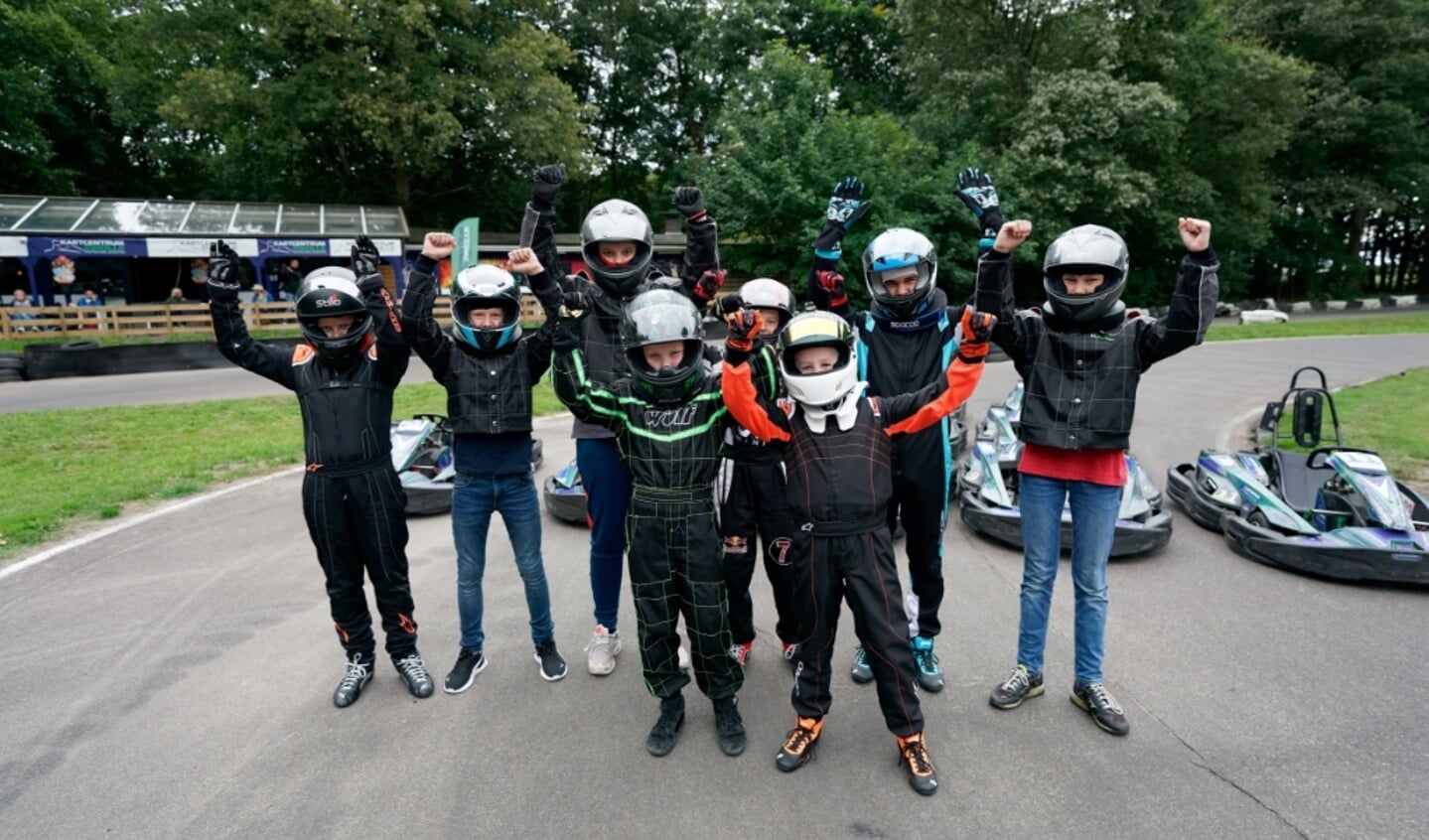 Deelnemers Formule 1 Summer School samen met Berend van der Burg en Mathieu van Renssen.