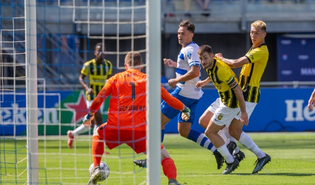 <p>Centrale verdediger Sam Kersten mee naar voren in de eerste competitiewedstrijd van dit seizoen, tegen Vitesse.</p> 