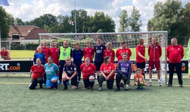 <p>Trainer Ron Jans van FC Twente (staand vierde van links) gaf een training aan G-voetballers bij vv Rigtersbleek.</p>