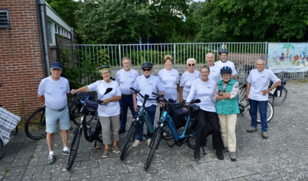 De 50+ Fietsclub met links initiatiefnemer Frans Wientjes.