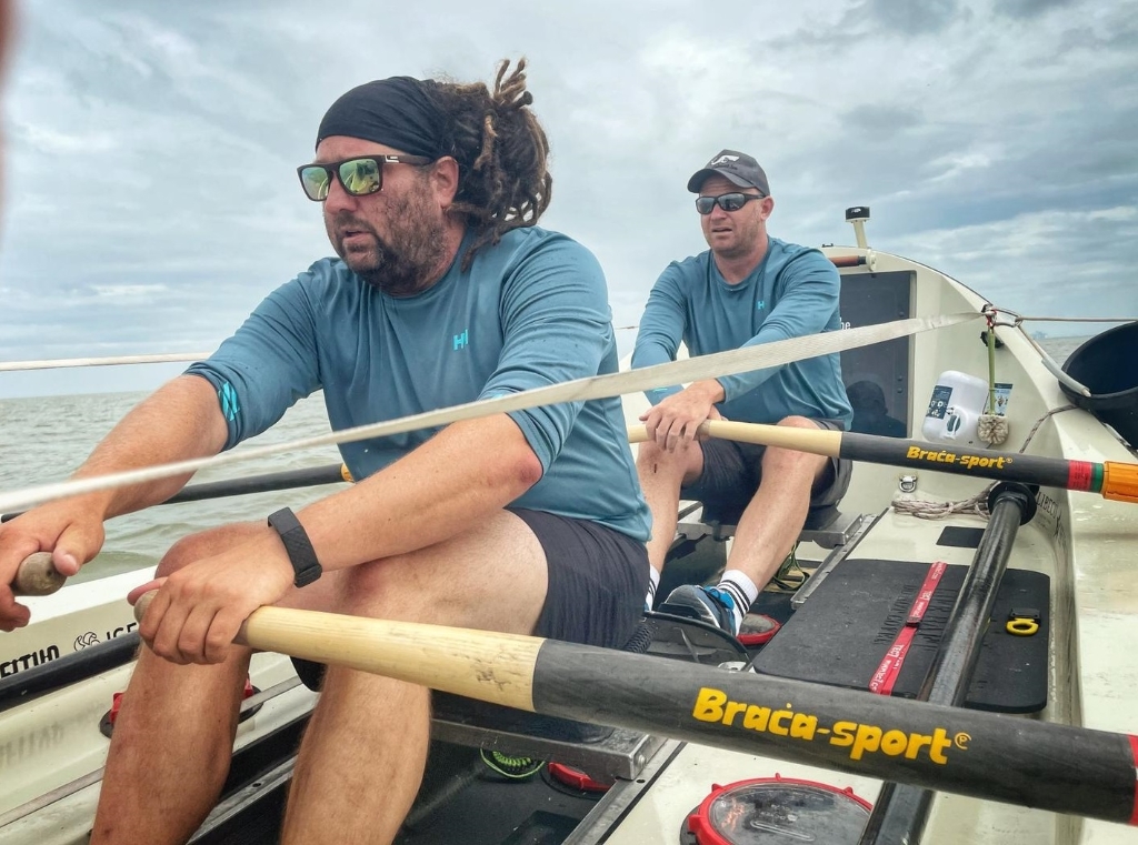 Aidan Scherpbier (voor) en Tristan Sim (achter) tijdens een training op de Noordzee.