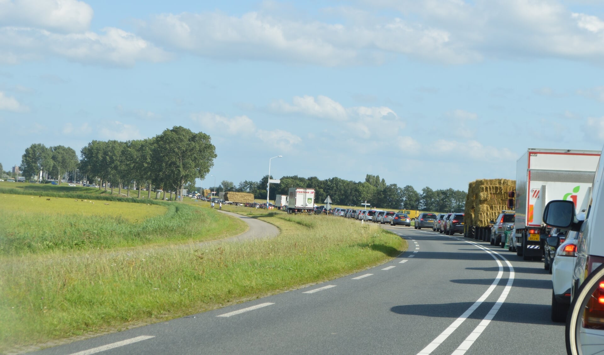 File op de Elburgerweg.