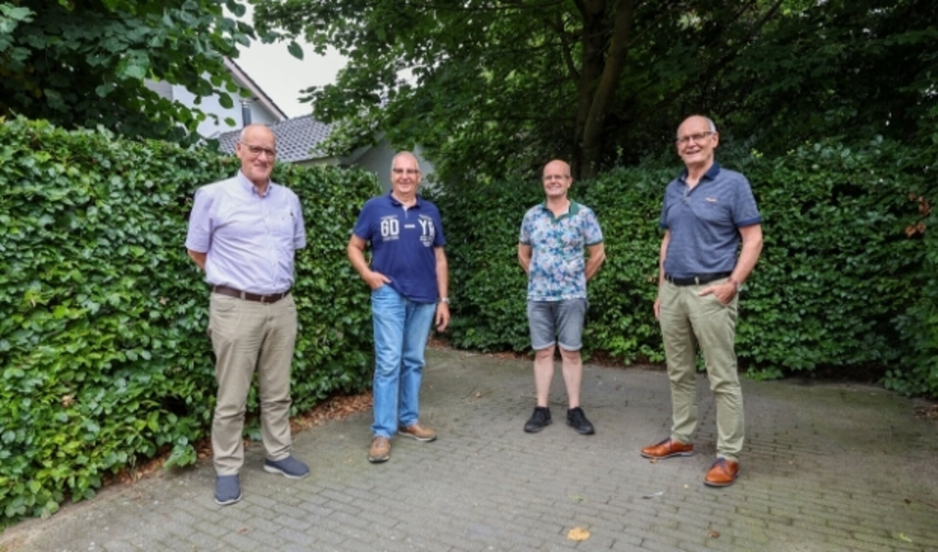 Gerard de Wilt, Ad Vialle, André Boereboom en Ad Michielsen organiseren tijdens Eeuwfeest aan de Gender een Frühshoppen speciaal voor Veldhovense senioren. 