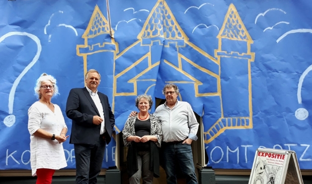 <p>Autodidact Ilona Palásthy, wethouder Albert Holtland, fotografe Annemarie Wolkers-Ven en grafisch vormgever Eric Wolkers</p>