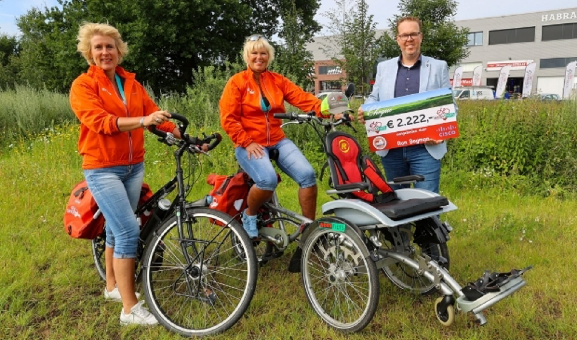 Marjanne Smits en Monique Hageman zijn erg blij met het flinke geldbedrag dat Ron Bogman voor Stichting De Wensfiets bijeengelopen heeft.
