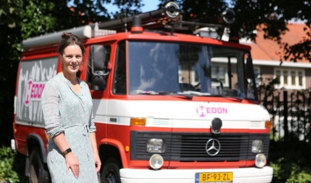 <p>Simone Boshove bij de brandweerwagen van Hedon.</p> 