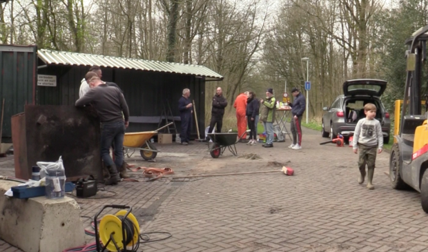 Vrijwilligers aan 't werk bij de jongeren-ontmoetingsplek in Biddinghuizen.