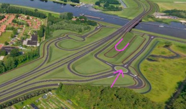 De toekomstige situatie. De rotonde bij de roze pijl wordt verhoogd aangelegd, waardoor de lus korter wordt: ongeveer bij de roze U.