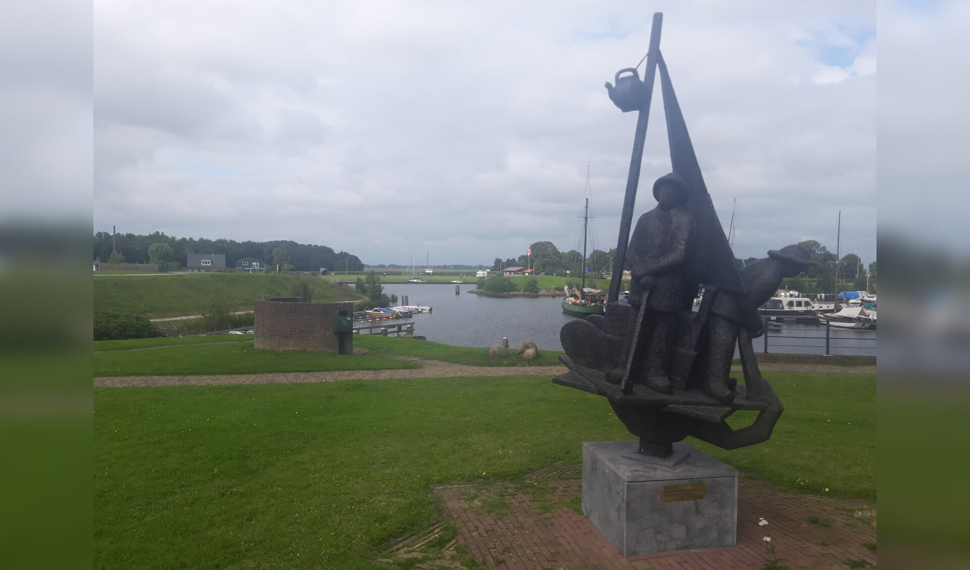 Het monument in Vollenhove voor de Durgerdammers vissers.