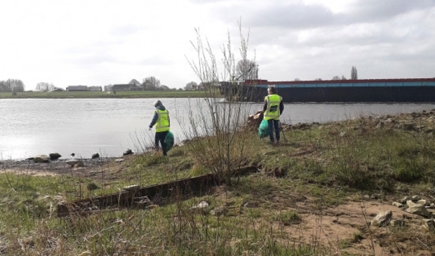 <p>Muziekvereniging Nooit Gedacht tijdens opruimactie langs de IJssel in Olst-Wijhe.</p>