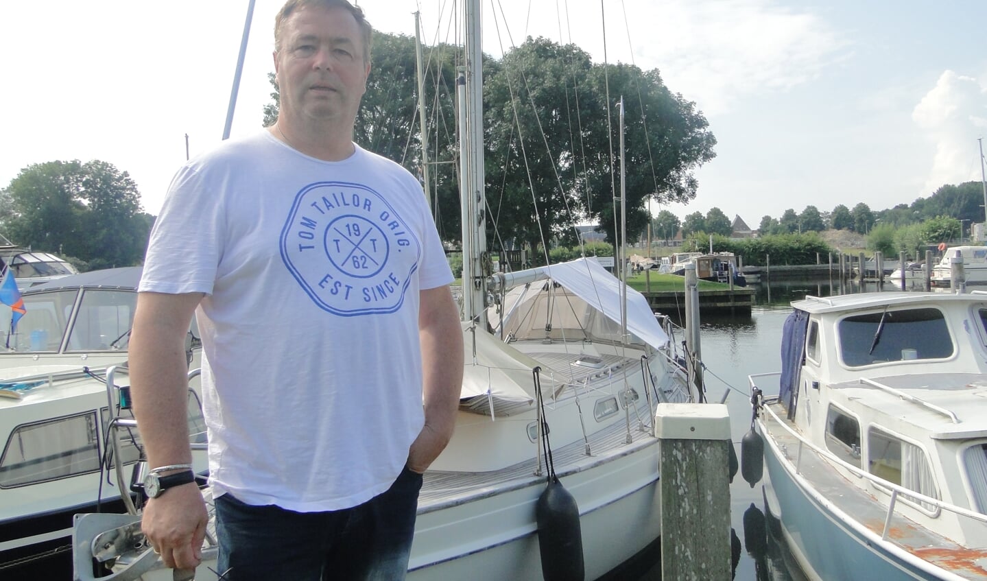 Hans van Schuppen uit Apeldoorn bij zijn boot in de jachthaven van Hasselt.