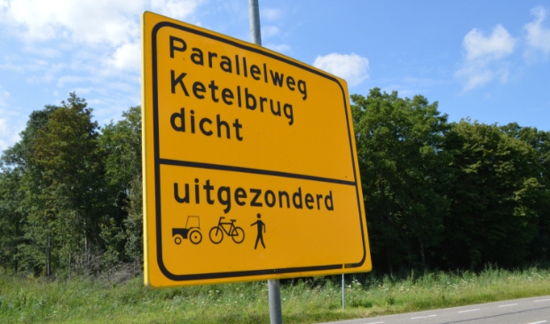 <p>Bij de parallelweg staan de borden klaar.</p>