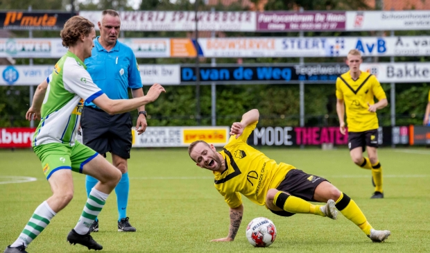 <p>Jochem van Putten doet er alles aan om de bal te veroveren. </p>