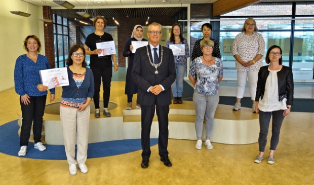 <p>De cursisten en hun begeleiders, met burgemeester Gerrit Jan Gorter</p>