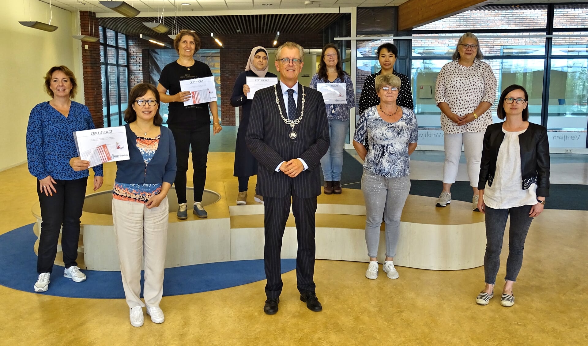 De cursisten en hun begeleiders, met burgemeester Gerrit Jan Gorter
