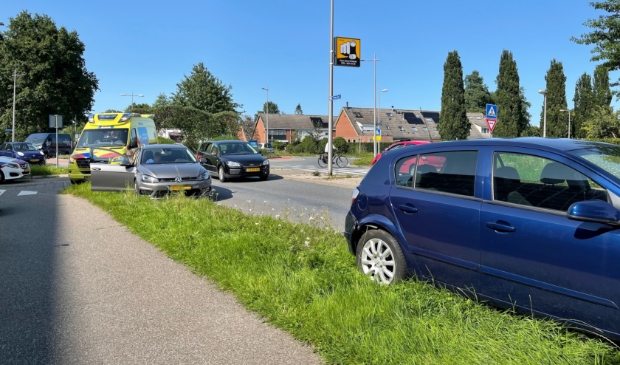 Bij het ongeluk waren de blauwe auto op de voorgrond en de volkswagen op de achtergrond betrokken.