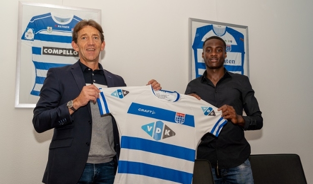Technisch manager Mike Willems met de nieuwste aanwinst Mark Pabai.