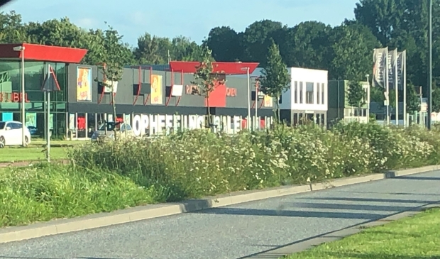 Het zicht naar rechts vanaf de uitrit bij de Praxis.