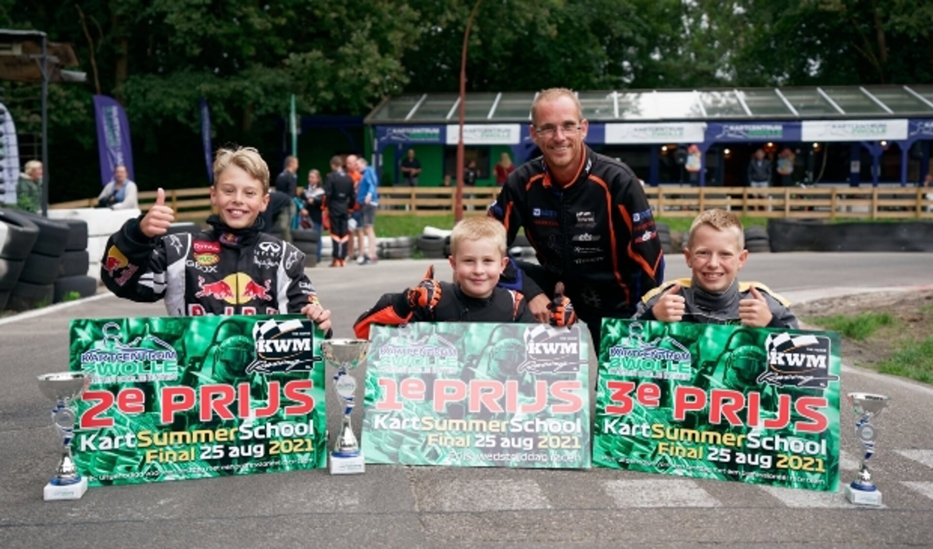 Van links af winnaars Jeroen van Nes, Daan van Dam en Sem van Ommen samen met trainer van KWM Racing Mathieu van Renssen 