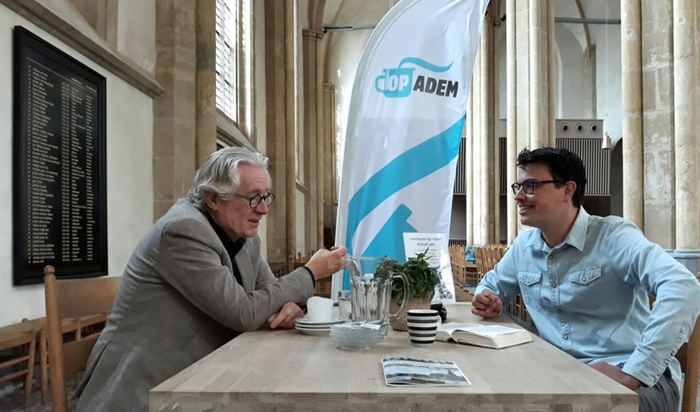 Maurits Luth en Jan Quintus Zwart aan de koffietafel van Op Adem in de Bovenkerk