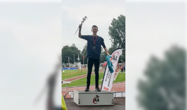 <p> Aaron Bos op het podium van de Nationale C-spelen. </p>