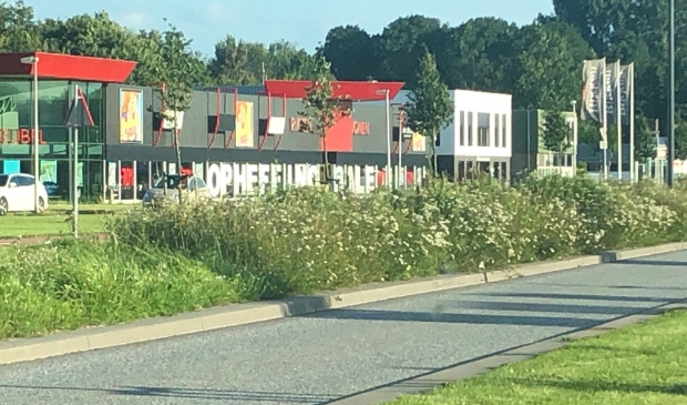 <p>Het zicht naar rechts vanaf de uitrit bij de Praxis.</p>