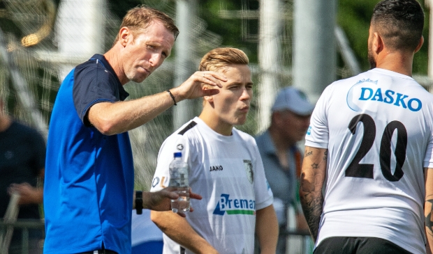 Trainer Arno Hoekstra tijdens de eerste oefenwedstrijd in aanloop naar het nieuwe seizoen.