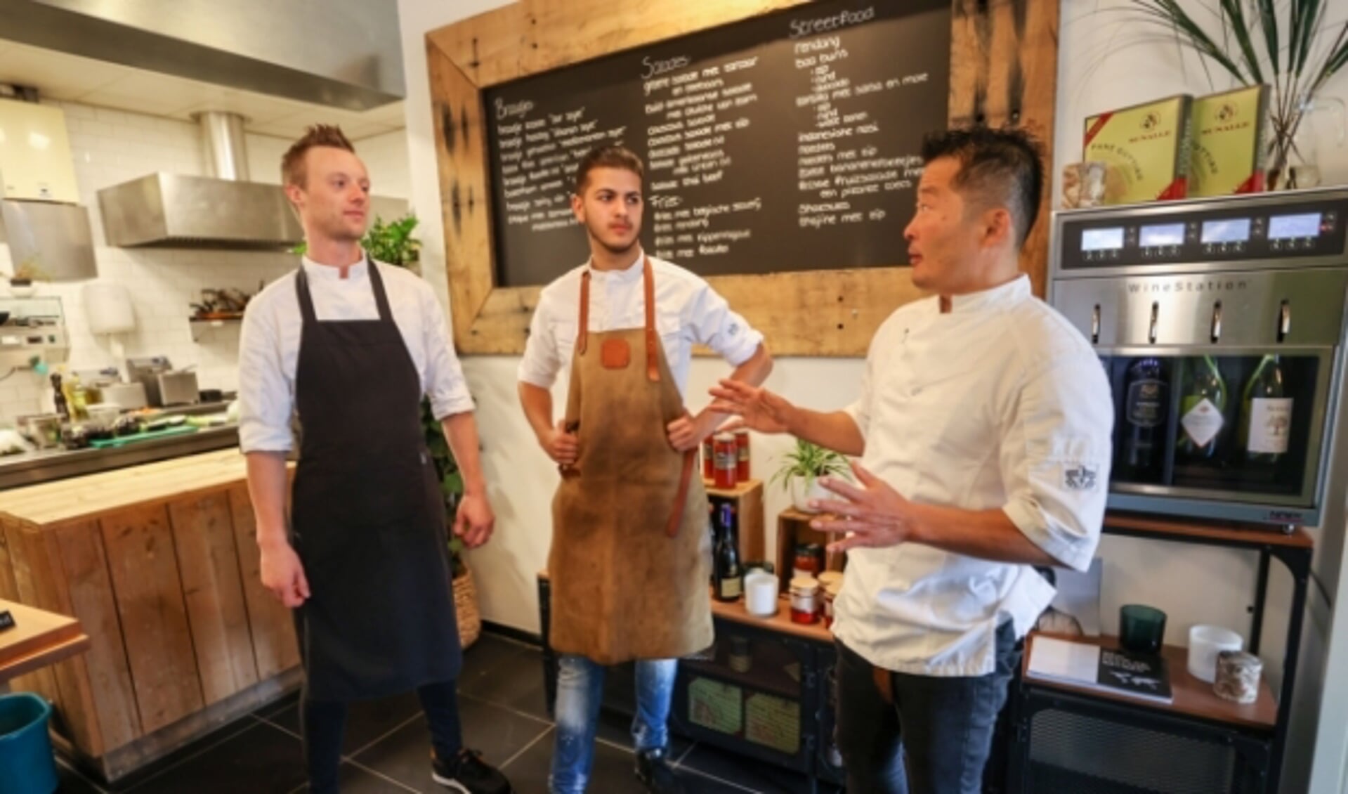 Chef Shiran Mieras brieft medewerkers Onno en Gino aan het begin van een nieuwe dienst. (Foto: Bert Jansen).