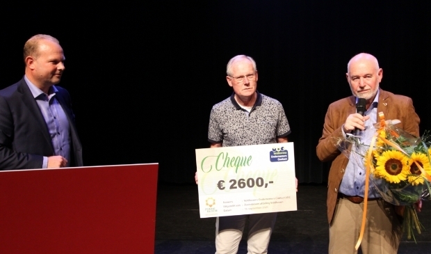 <p>VOC-voorzitter Erik Gilden overhandigt de cheque aan Joop Sloot en Ton van Overbeek van Zonnebloem Veldhoven.<br><br></p>