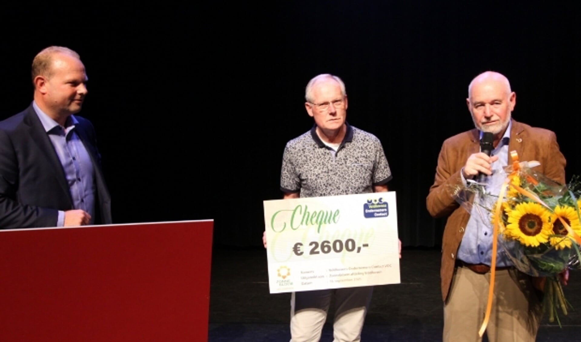 VOC-voorzitter Erik Gilden overhandigt de cheque aan Joop Sloot en Ton van Overbeek van Zonnebloem Veldhoven.