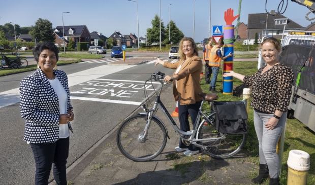 <p>Irene Korting (links) nam onlangs maatregelen bij een rotonde in Dronten-west.</p>