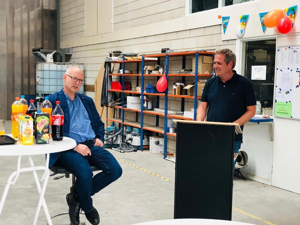 Albert Wolters wordt toegesproken bij zijn afscheid.