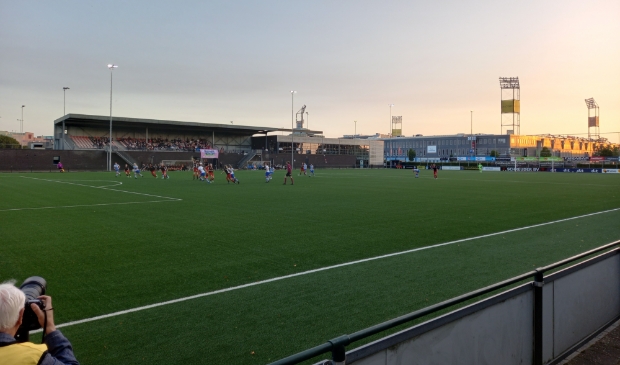 <p>In de schaduw van het MAC3PARK stadion wonnen de vrouwen van PEC Zwolle met 3-0 van Excelsior. Het veld van buurman Be Quick '28 is dit seizoen weer voor het leeuwendeel van de thuiswedstrijden de thuishaven van het vrouwenteam.</p>