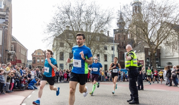 deelnemers eerste 2Bruggenloop over de IJsselkade