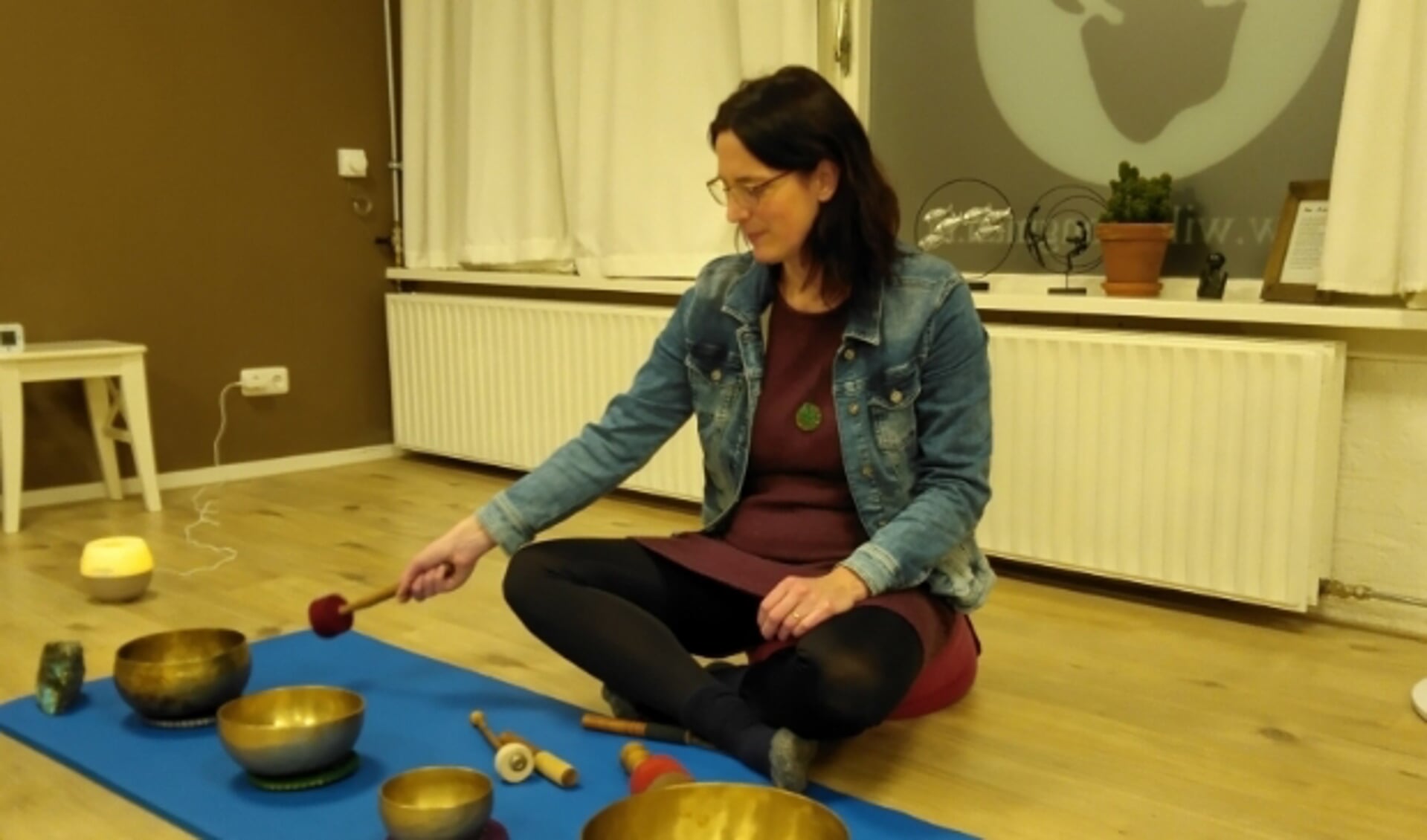 Holistisch therapeut Marjolein van der Burgt geeft vrijdag 24 september een klankschaalmeditatie. 