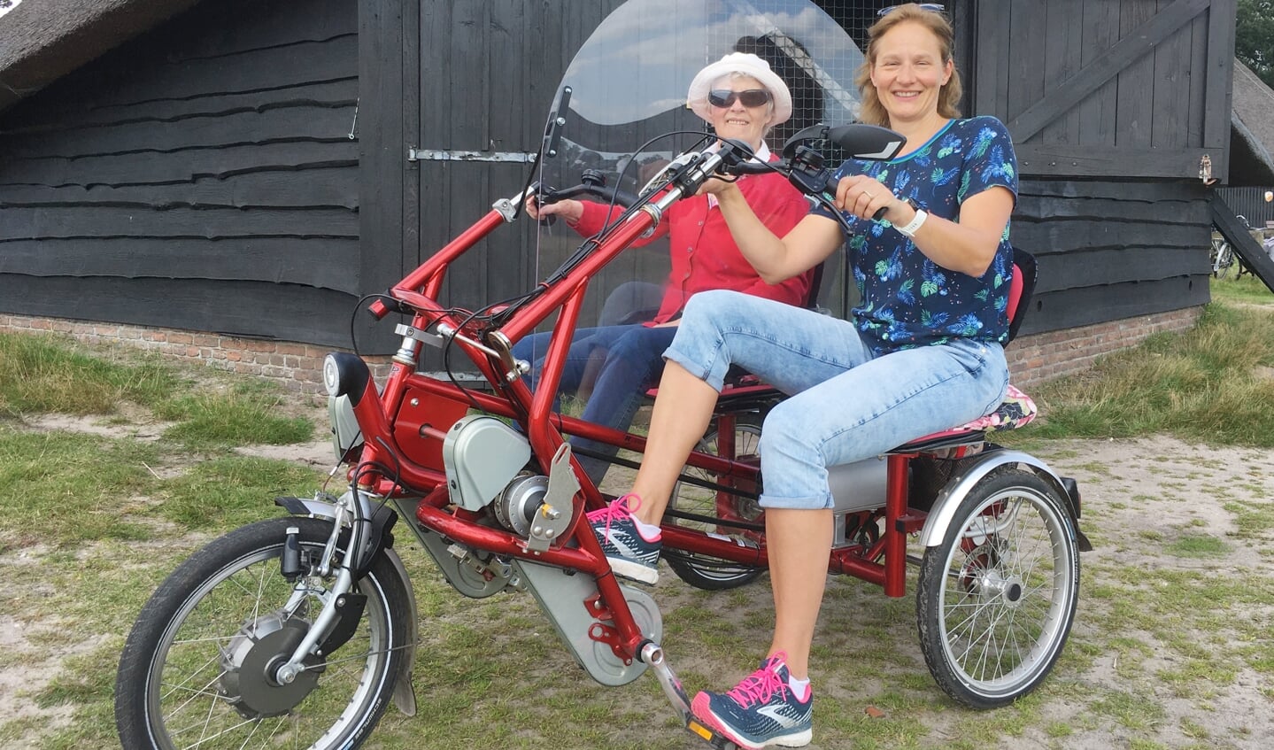 Op de foto een bijzondere training voor 2bike4alzheimer: Annelies Proper samen met haar moeder Ans Colenbrander op een duofiets op de Renderklippen 