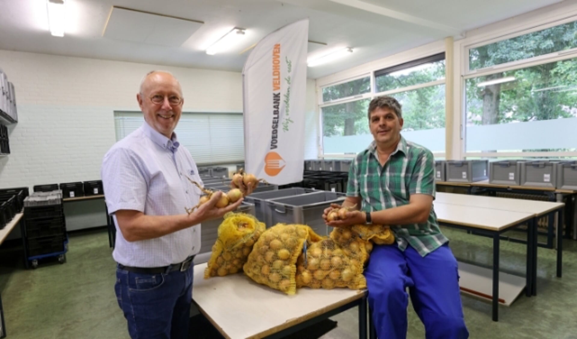 Agrariër Charlie Engelen en Voedselbankvoorzitter Peer Willemse. 