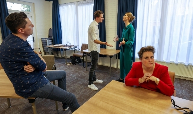 <p>Momentopname van een repetitie van de Veldhovense toneelkunstenaars bij MVK. </p>